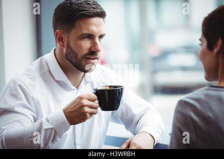 Gli imprenditori interagire mentre un caffè Foto Stock
