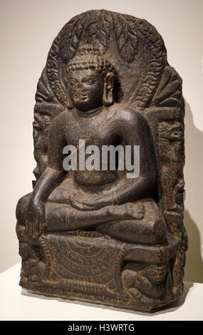 Statua in terracotta del Buddha Shakyamuni, fondatore della religione buddista. Datato al X secolo Foto Stock