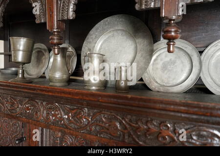 Elizabethan peltro piastre. Da Blakesley Hall è un Tudor hall Blakesley Road, Yardley, Birmingham, Inghilterra. Esso risale al 1591 Foto Stock