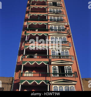 L'Egitto, al Cairo, bus terminal, alto, facciata, dettaglio, Africa, il Cairo, capitale, la costruzione, la struttura presenta uno stile architettonico, facciata, rosso, balconi, casa residenziale, esterno Foto Stock