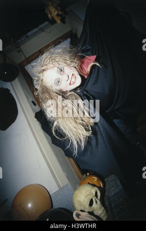 Halloween, bambino, ragazza, abiti fino, Vampire, gesto, Carnevale, Carnevale, Festa, celebrazione, costumi, tradizioni, tradizione, in modo americano, costume, maschere, costume, con pannelli, rivestimento, Dracula, divertimenti, divertente, awfully, stranamente, tragicamente, creepily, fr Foto Stock