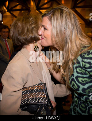 Regina Maxima dei Paesi Bassi con i suoi genitori Jorge Zorreguieta e Maria del Carmen Cerriti Zorreguieta e sua sorella Ines Zorreguieta visitare la Universidad Catolica Argentina in Buenos Aires, 11 ottobre 2016. Regina Maxima dare un discorso e rispondere alle domande degli studenti. Regina Maxima visite Buenos Aires come regno NationÕs Segretario Speciale GeneralÕs avvocato per compreso il finanziamento per lo sviluppo. Foto: Patrick van Katwijk/- - point de vue OUT - AMERICA DEL SUD - nessun filo SERVICE - Foto Stock