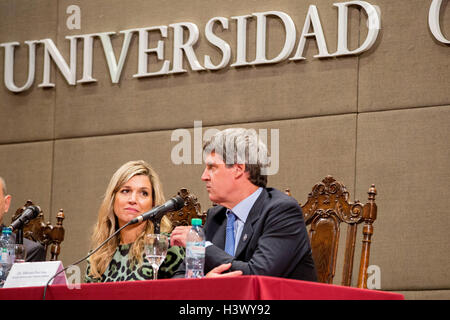 Regina Maxima dei Paesi Bassi con i suoi genitori Jorge Zorreguieta e Maria del Carmen Cerriti Zorreguieta e sua sorella Ines Zorreguieta visitare la Universidad Catolica Argentina in Buenos Aires, 11 ottobre 2016. Regina Maxima dare un discorso e rispondere alle domande degli studenti. Regina Maxima visite Buenos Aires come regno NationÕs Segretario Speciale GeneralÕs avvocato per compreso il finanziamento per lo sviluppo. Foto: Patrick van Katwijk/ point de vue FUORI DEL SUD AMERICA - nessun filo SERVICE - Foto Stock