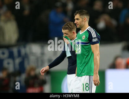 Hannover, Germania. Undicesimo oct, 2016. Aaron Hughes e Steven Davis dell Irlanda del Nord a piedi fuori il passo dopo la Coppa del Mondo di calcio di qualifica match tra Germania e Irlanda del Nord nell'Arena HDI di Hannover, Germania, 11 ottobre 2016. Foto: Friso Gentsch/dpa/Alamy Live News Foto Stock