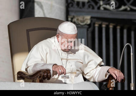 Città del Vaticano il Vaticano. Xii Ottobre, 2016. Papa Francesco celebra la sua Udienza Generale in Piazza San Pietro nella Città del Vaticano il Vaticano il 12 ottobre 2016. Rivolgendosi ai pellegrini e turisti si sono riuniti in piazza San Pietro per l Udienza generale, il Santo Padre Francesco ha detto, "voglio sottolineare e ribadire la mia solidarietà con tutte le vittime di disumano conflitto in Siria." Credito: Giuseppe Ciccia/Alamy Live News Foto Stock