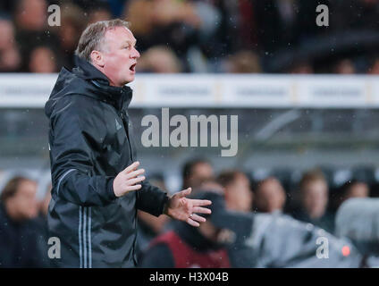 Hannover, Germania. 11 ottobre, 2016. Michael O'NEILL, autobus N-IRLANDA gesto protrait World Cup 2018 Russia match di qualificazione Germania - Irlanda del Nord il 11 ottobre 2016 ad Hannover, in Germania. Credito: Peter Schatz / Alamy Live News Foto Stock