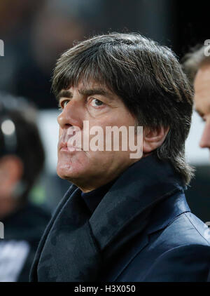 Hannover, Germania. 11 ottobre, 2016. DFB Nationalcoach Jogi Joachim LOEW, LÖW,ritratto, Porträt, World Cup 2018 Russia match di qualificazione Germania - Irlanda del Nord il 11 ottobre 2016 ad Hannover, in Germania. Credito: Peter Schatz / Alamy Live News Foto Stock