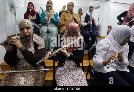 (161012) -- IL CAIRO, Ottobre 12, 2016 (Xinhua) -- Non vedenti le donne egiziane dal Al-Nour Wal Amal Chamber Orchestra giocare i loro strumenti durante una prova di Cairo, capitale dell Egitto, 11 ott. 2016. Costituito da 80 ipovedenti donne, Al-Nour Wal Amal (Luce e Speranza) Chamber Orchestra rappresenta Al-Nour Wal Amal associazione fondata nel 1954, la prima associazione in Medio Oriente finalizzate alla cura, l'istruzione e la formazione professionale dei non vedenti di ragazze e donne. Negli ultimi decenni, l'orchestra ha lavorato sullo sviluppo dei talenti videolesi ragazze dando loro un prezioso strumento Foto Stock