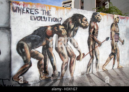 Beirut, Libano. Xii Ottobre, 2016. Un artista murale raffigura l'evoluzione da una scimmia per un uomo che indossa un suicidio giubbotto esplosiva tenendo un fucile da assalto Credito: amer ghazzal/Alamy Live News Foto Stock