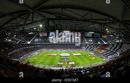 Hannover, Germania. Undicesimo oct, 2016. Le squadre stand del passo prima del Campionato Mondiale Match di qualificazione dell'Irlanda del Nord contro la Germania il terzo giorno della partita, gruppo C, al HDI-Arena di Hannover, Germania, 11 ottobre 2016. Foto: PETER STEFFEN/dpa/Alamy Live News Foto Stock