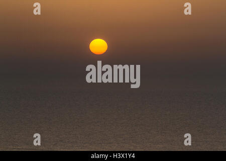 Beirut Libano. Xii Ottobre 2016. Il sole tramonta nella capitale libanese Beirut la creazione di splendidi colori oltre il Mediterraneo Credito: amer ghazzal/Alamy Live News Foto Stock