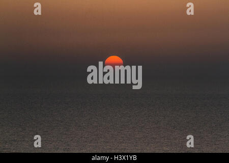 Beirut Libano. Xii Ottobre 2016. Il sole tramonta nella capitale libanese Beirut la creazione di splendidi colori oltre il Mediterraneo Credito: amer ghazzal/Alamy Live News Foto Stock