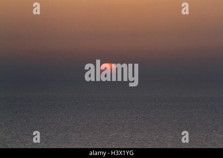 Beirut Libano. Xii Ottobre 2016. Il sole tramonta nella capitale libanese Beirut la creazione di splendidi colori oltre il Mediterraneo Credito: amer ghazzal/Alamy Live News Foto Stock