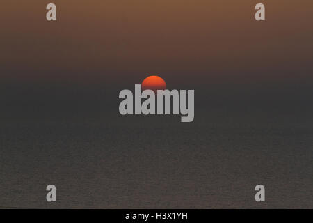 Beirut Libano. Xii Ottobre 2016. Il sole tramonta nella capitale libanese Beirut la creazione di splendidi colori oltre il Mediterraneo Credito: amer ghazzal/Alamy Live News Foto Stock