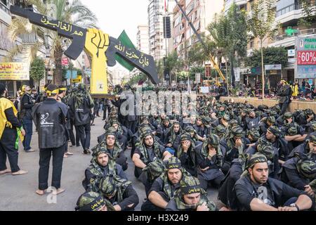 Beirut, Libano. Xii oct, 2016. I membri di Hezbollah osservando Ashura come Hassan Nasrallah parla pubblicamente. Ashura è una commemorazione dell'assassinio del Profeta Maometto il nipote di Hussein in 680AD ed è il culmine della Rimembranza di Muharram. La sicurezza è particolarmente a tenuta in corrispondenza di questo anni Ashura, come Hezbollah continuare a lottare fianco a fianco con le forze di governo in Siria. Credito: Stephen Gerard Kelly/ZUMA filo/Alamy Live News Foto Stock