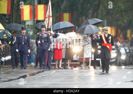 Madrid, Spagna. Xii oct, 2016. Madrid, 12-10-2016 Regina Letizia, Principessa Leonor e Principessa Sofia re Felipe, Regina Letizia, Principessa Leonor e Principessa Sofia frequentare la parata militare a Madrid in occasione della Giornata Nazionale della Spagna RPE/Albert Nieboer/NETHERLANDSOUT/point de vue fuori - nessun filo SERVICE - Credit: dpa/Alamy Live News Foto Stock
