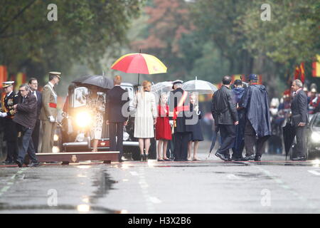 Madrid, Spagna. Xii oct, 2016. Madrid, 12-10-2016 re Felipe, Principessa Leonor e Principessa Sofia re Felipe, Regina Letizia, Principessa Leonor e Principessa Sofia frequentare la parata militare a Madrid in occasione della Giornata Nazionale della Spagna RPE/Albert Nieboer/NETHERLANDSOUT/point de vue fuori - nessun filo SERVICE - Credit: dpa/Alamy Live News Foto Stock
