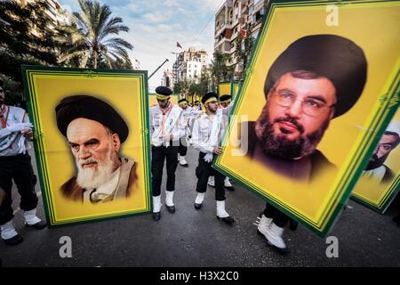 Beirut, Libano. Xii oct, 2016. Musulmani sciiti osservando Ashura come Hassan Nasrallah parla pubblicamente. Ashura è una commemorazione dell'assassinio del Profeta Maometto il nipote di Hussein in 680AD ed è il culmine della Rimembranza di Muharram. La sicurezza è particolarmente a tenuta in corrispondenza di questo anni Ashura, come Hezbollah continuare a lottare fianco a fianco con le forze di governo in Siria. © Stephen Gerard Kelly/ZUMA filo/Alamy Live News Foto Stock