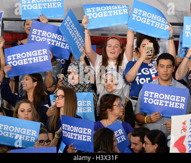 Miami, FL, Stati Uniti d'America. Undicesimo oct, 2016. Atmosfera come candidato presidenziale democratico Hillary Clinton ed ex vice presidente Al Gore campagna durante un rally per discutere del cambiamento climatico su ottobre 11, 2016 a Miami in Florida. Credito: Mpi04/media/punzone Alamy Live News Foto Stock