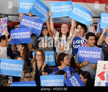 Miami, FL, Stati Uniti d'America. Undicesimo oct, 2016. Atmosfera come candidato presidenziale democratico Hillary Clinton ed ex vice presidente Al Gore campagna durante un rally per discutere del cambiamento climatico su ottobre 11, 2016 a Miami in Florida. Credito: Mpi04/media/punzone Alamy Live News Foto Stock