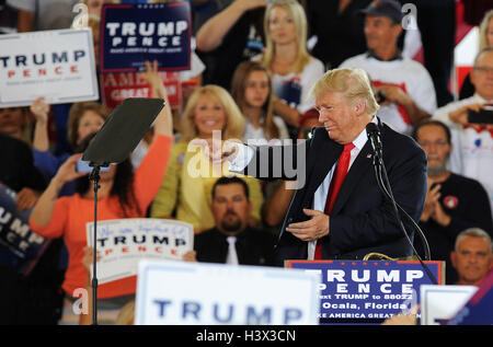 Ocala, Stati Uniti. Xii oct, 2016. Ottobre 12, 2016 - Ocala, Florida, Stati Uniti - repubblicano candidato presidenziale Donald Trump parla di una campagna al rally del sud-est Padiglione di bestiame in Ocala, Florida il 12 ottobre 2016. Credito: Paul Hennessy/Alamy Live News Foto Stock