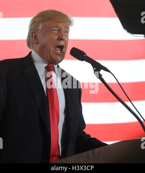 Ocala, Stati Uniti. Xii oct, 2016. Ottobre 12, 2016 - Ocala, Florida, Stati Uniti - repubblicano candidato presidenziale Donald Trump parla di una campagna al rally del sud-est Padiglione di bestiame in Ocala, Florida il 12 ottobre 2016. Credito: Paul Hennessy/Alamy Live News Foto Stock