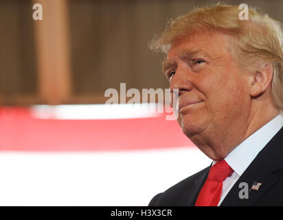 Ocala, Stati Uniti. Xii oct, 2016. Ottobre 12, 2016 - Ocala, Florida, Stati Uniti - repubblicano candidato presidenziale Donald Trump parla di una campagna al rally del sud-est Padiglione di bestiame in Ocala, Florida il 12 ottobre 2016. Credito: Paul Hennessy/Alamy Live News Foto Stock