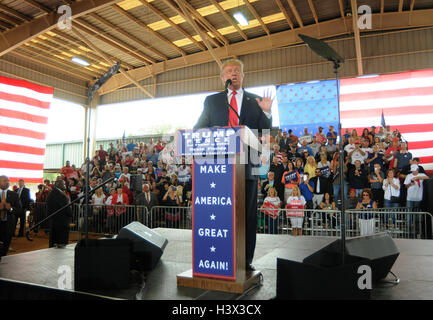 Ocala, Stati Uniti. Xii oct, 2016. Ottobre 12, 2016 - Ocala, Florida, Stati Uniti - repubblicano candidato presidenziale Donald Trump parla di una campagna al rally del sud-est Padiglione di bestiame in Ocala, Florida il 12 ottobre 2016. Credito: Paul Hennessy/Alamy Live News Foto Stock