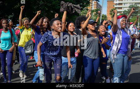 Johannesburg, Sud Africa. Xii oct, 2016. Gli studenti celebrare al di fuori del magistrato Hilbrow Corte dopo il rilascio di otto studenti arrestati durante la protesta in corso sulle università tasse universitarie?a Johannesburg, Sud Africa, il 12 ottobre 2016.La recente ondata di proteste degli studenti ha continuato per settimane poiché le università hanno dato la luce verde da parte del governo il mese scorso per sollevare le tasse di iscrizione, a condizione che essa non ecceda il 8%. Credito: Zhai Jianlan/Xinhua/Alamy Live News Foto Stock