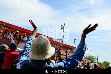 Johannesburg, Sud Africa. Xii oct, 2016. Gli studenti della Università di Witwatersrand (l ingegno) cantano e ballano al di fuori di Hillbrow magistrato Corte in attesa che i detenuti agli studenti di essere rilasciato a Johannesburg, Sud Africa, il 12 ottobre 2016. La recente ondata di proteste degli studenti ha continuato per settimane poiché le università hanno dato la luce verde da parte del governo il mese scorso per sollevare le tasse di iscrizione, a condizione che essa non ecceda il 8%. Credito: Zhai Jianlan/Xinhua/Alamy Live News Foto Stock