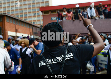 Johannesburg, Sud Africa. Xii oct, 2016. Uno studente dell'Università di Witwatersrand (l ingegno) è visto con i suoi compagni al di fuori di Hillbrow magistrato Corte in attesa che i detenuti agli studenti di essere rilasciato a Johannesburg, Sud Africa, il 12 ottobre 2016. La recente ondata di proteste degli studenti ha continuato per settimane poiché le università hanno dato la luce verde da parte del governo il mese scorso per sollevare le tasse di iscrizione, a condizione che essa non ecceda il 8%. Credito: Zhai Jianlan/Xinhua/Alamy Live News Foto Stock