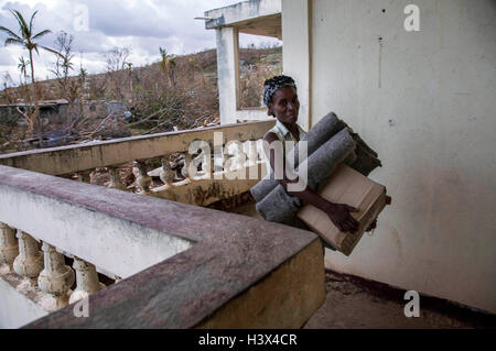 Jeremie, Haiti. Undicesimo oct, 2016. Immagine fornita dal Fondo delle Nazioni Unite per l'Infanzia (UNICEF) mostra una donna prendendo rifugio in una chiesa dopo la sua casa è stata distrutta dall'uragano Matthew, Jeremie, Haiti, su 11 ott. 2016. L'Ufficio delle Nazioni Unite per il Coordinamento degli Affari Umanitari (OCHA) ha messo in guardia il martedì che 1.4 milioni di haitiani hanno bisogno di aiuti umanitari, inclusi vaccini colera, dopo il passaggio dell uragano Matteo la scorsa settimana. © UNICEF/Xinhua/Alamy Live News Foto Stock