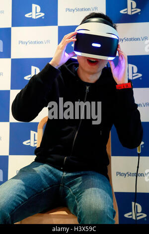 Tokyo, Giappone. 13 ottobre, 2016. Un uomo cerca la PlayStation VR (realtà virtuale) console a Ginza luogo il 13 ottobre 2016, Tokyo, Giappone. Sony ha aperto uno spazio di prova per la sua nuova PlayStation VR impostato a Ginza luogo a Tokyo in coincidenza con il primo giorno di vendite in tutto il mondo. La console vende al dettaglio in Giappone per 44,980 JPY (ca. USD 450). Credito: Rodrigo Reyes Marin/AFLO/Alamy Live News Foto Stock