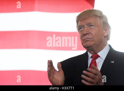 Ocala, Stati Uniti. Xii oct, 2016. Ottobre 12, 2016 - Ocala, Florida, Stati Uniti - repubblicano candidato presidenziale Donald Trump offre commento a una campagna al rally del sud-est Padiglione di bestiame in Ocala, Florida il 12 ottobre 2016. Credito: Paul Hennessy/Alamy Live News Foto Stock