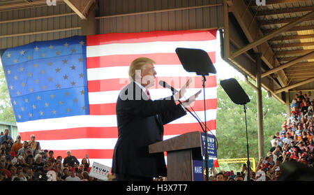 Ocala, Stati Uniti. Xii oct, 2016. Ottobre 12, 2016 - Ocala, Florida, Stati Uniti - repubblicano candidato presidenziale Donald Trump offre commento a una campagna al rally del sud-est Padiglione di bestiame in Ocala, Florida il 12 ottobre 2016. Credito: Paul Hennessy/Alamy Live News Foto Stock