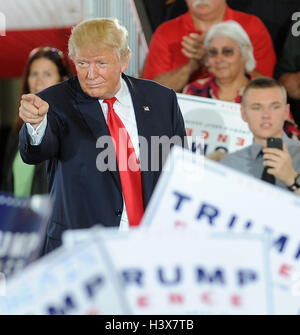 Ocala, Stati Uniti. Xii oct, 2016. Ottobre 12, 2016 - Ocala, Florida, Stati Uniti - repubblicano candidato presidenziale Donald Trump offre commento a una campagna al rally del sud-est Padiglione di bestiame in Ocala, Florida il 12 ottobre 2016. Credito: Paul Hennessy/Alamy Live News Foto Stock