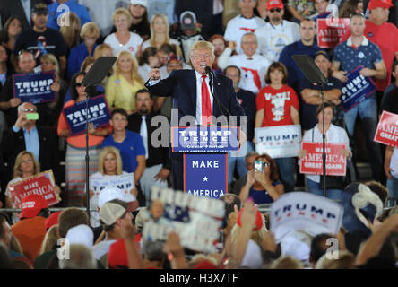 Ocala, Stati Uniti. Xii oct, 2016. Ottobre 12, 2016 - Ocala, Florida, Stati Uniti - repubblicano candidato presidenziale Donald Trump offre commento a una campagna al rally del sud-est Padiglione di bestiame in Ocala, Florida il 12 ottobre 2016. Credito: Paul Hennessy/Alamy Live News Foto Stock