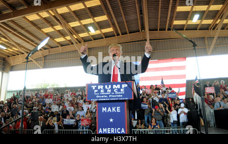 Ocala, Stati Uniti. Xii oct, 2016. Ottobre 12, 2016 - Ocala, Florida, Stati Uniti - repubblicano candidato presidenziale Donald Trump offre commento a una campagna al rally del sud-est Padiglione di bestiame in Ocala, Florida il 12 ottobre 2016. Credito: Paul Hennessy/Alamy Live News Foto Stock