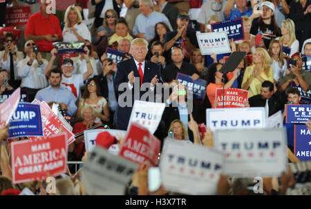 Ocala, Stati Uniti. Xii oct, 2016. Ottobre 12, 2016 - Ocala, Florida, Stati Uniti - repubblicano candidato presidenziale Donald Trump offre commento a una campagna al rally del sud-est Padiglione di bestiame in Ocala, Florida il 12 ottobre 2016. Credito: Paul Hennessy/Alamy Live News Foto Stock