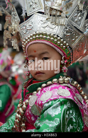 Qiandongnan, della Cina di Guizhou. Xiii oct, 2016. Un bambino di Dong gruppo etnico in costumi tradizionali partiticaptes in una performance di musica folk per celebrare l'apertura della Cina tradizionale villaggio Qiandongnan Vertice svoltosi nella contea di Liping, a sud-ovest della Cina di Guizhou, 13 ottobre, 2016. Credito: Lin Shizhen/Xinhua/Alamy Live News Foto Stock