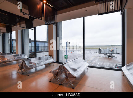 Schoenefeld, Germania. Xii oct, 2016. Vista dall'area di attesa del molo sud presso l'aeroporto della capitale Berlino Brandeburgo Willy Brandt (BER) in Schoenefeld (Germania), 12 ottobre 2016. Foto: PATRICK PLEUL/dpa/Alamy Live News Foto Stock