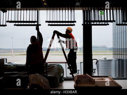 Schoenefeld, Germania. Xii oct, 2016. Il sito di costruzione del capitale airport Berlin Brandenburg Willy Brandt (BER) in Schoenefeld (Germania), 12 ottobre 2016. Foto: PATRICK PLEUL/dpa/Alamy Live News Foto Stock