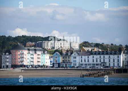 Una vista di Aberystwyth lungomare con la biblioteca nazionale del Galles sulle colline sopra Foto Stock