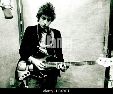 New York, NY, STATI UNITI D'AMERICA. Xiii oct, 2016. FILE foto datata: gennaio 13-15, 1965 - BOB DYLAN gioca un Fender Jazz bass con l'armonica intorno al suo collo durante la registrazione del suo album "Riportare tutto a casa' su gennaio 13-15, 1965 in Colombia è un monolocale nella città di New York, New York. © Globo foto/ZUMAPRESS.com/Alamy Live News Foto Stock