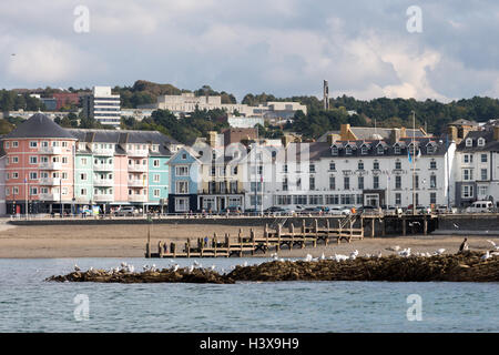 Una vista di Aberystwyth proprietà sul lungomare e la spiaggia come si vede da una barca su Cardigan Bay Foto Stock