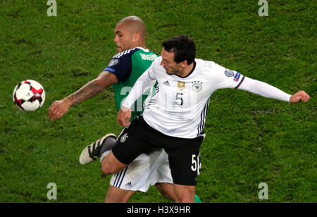 Hannover, Germania. Undicesimo oct, 2016. La Germania Mats Hummels (r) e in Irlanda del Nord la Josh Magennis lotta per la palla durante il Campionato del Mondo di match di qualificazione dell'Irlanda del Nord contro la Germania il terzo giorno della partita, gruppo C, al HDI-Arena di Hannover, Germania, 11 ottobre 2016. Foto: PETER STEFFEN/dpa/Alamy Live News Foto Stock