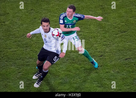 Hannover, Germania. Undicesimo oct, 2016. La Germania Mats Hummels (l) e in Irlanda del Nord la Corry Evans lotta per la palla durante il Campionato del Mondo di match di qualificazione dell'Irlanda del Nord contro la Germania il terzo giorno della partita, gruppo C, al HDI-Arena di Hannover, Germania, 11 ottobre 2016. Foto: PETER STEFFEN/dpa/Alamy Live News Foto Stock