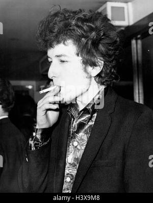 Londra, UK, Regno Unito 27 apr 1965. Cantante Folk di BOB DYLAN di fumare una sigaretta. Dylan è in città per il suo tour britannico al Savoy Hotel. © Keystone foto/ZUMAPRESS.com/Alamy Live News Foto Stock