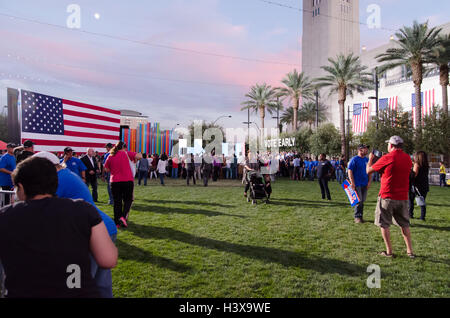 Las Vegas, Nevada, USA. Xii Ottobre, 2016. La folla si raduna per ottenere il voto rally su 16 ottobre 2016 presso il centro di Smith a Las Vegas NV. Credito: la foto di accesso/Alamy Live News Foto Stock