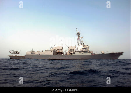 In mare. Il 15 agosto, 2012. La US Navy Arleigh Burke-class guidato-missile destroyer USS Nitze durante le operazioni 15 agosto 2012 nel Mare Mediterraneo. La nave gemella USS Mason è stato sparato dai ribelli Houthi mentre la vela al largo dello Yemen nell'estremità meridionale del Mar Rosso il 12 ottobre 2016 e la USS Nitze restituito missile fire distruggendo le stazioni a terra nella Repubblica dello Yemen. Credito: Planetpix/Alamy Live News Foto Stock